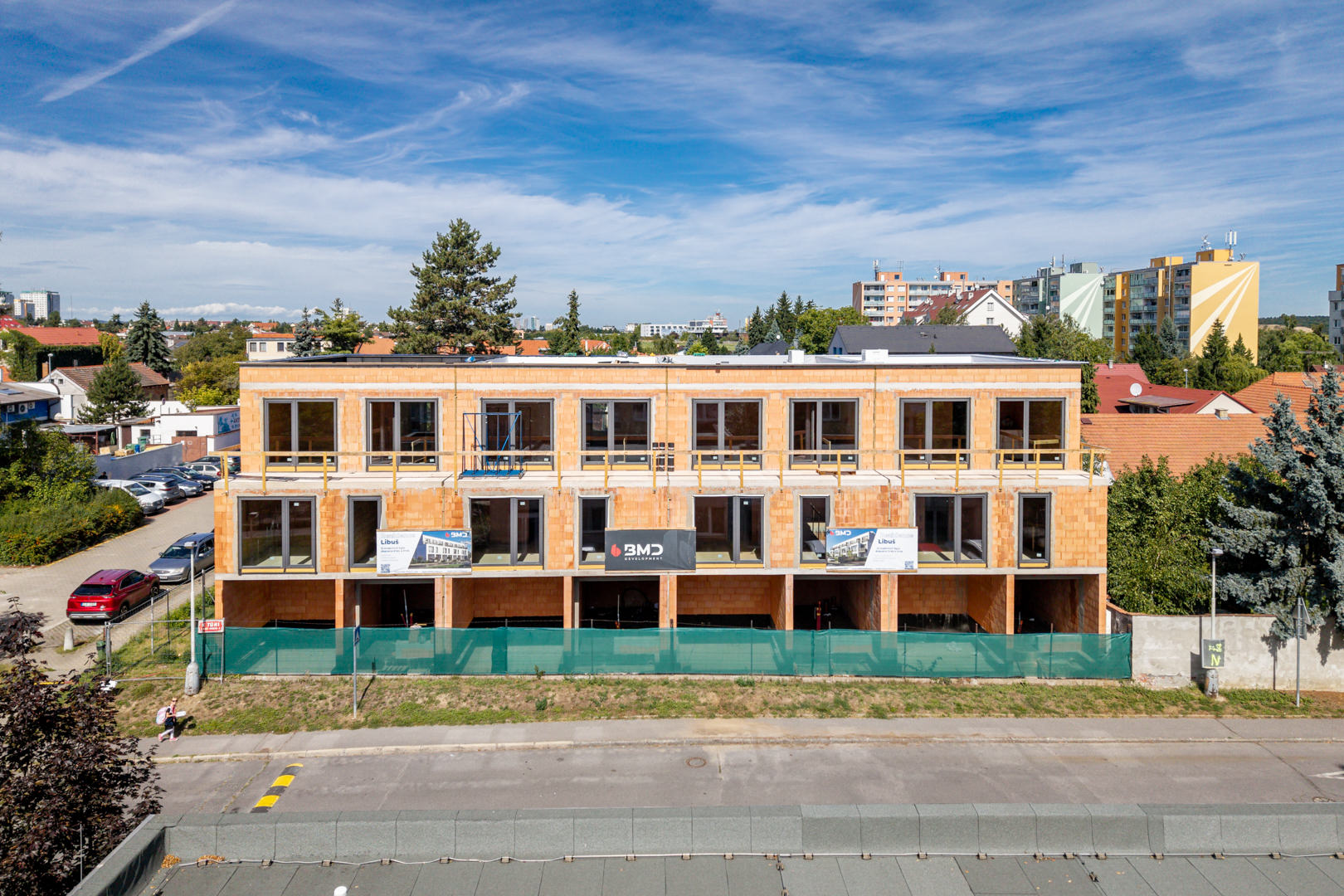 vchod do domu, přední terasy