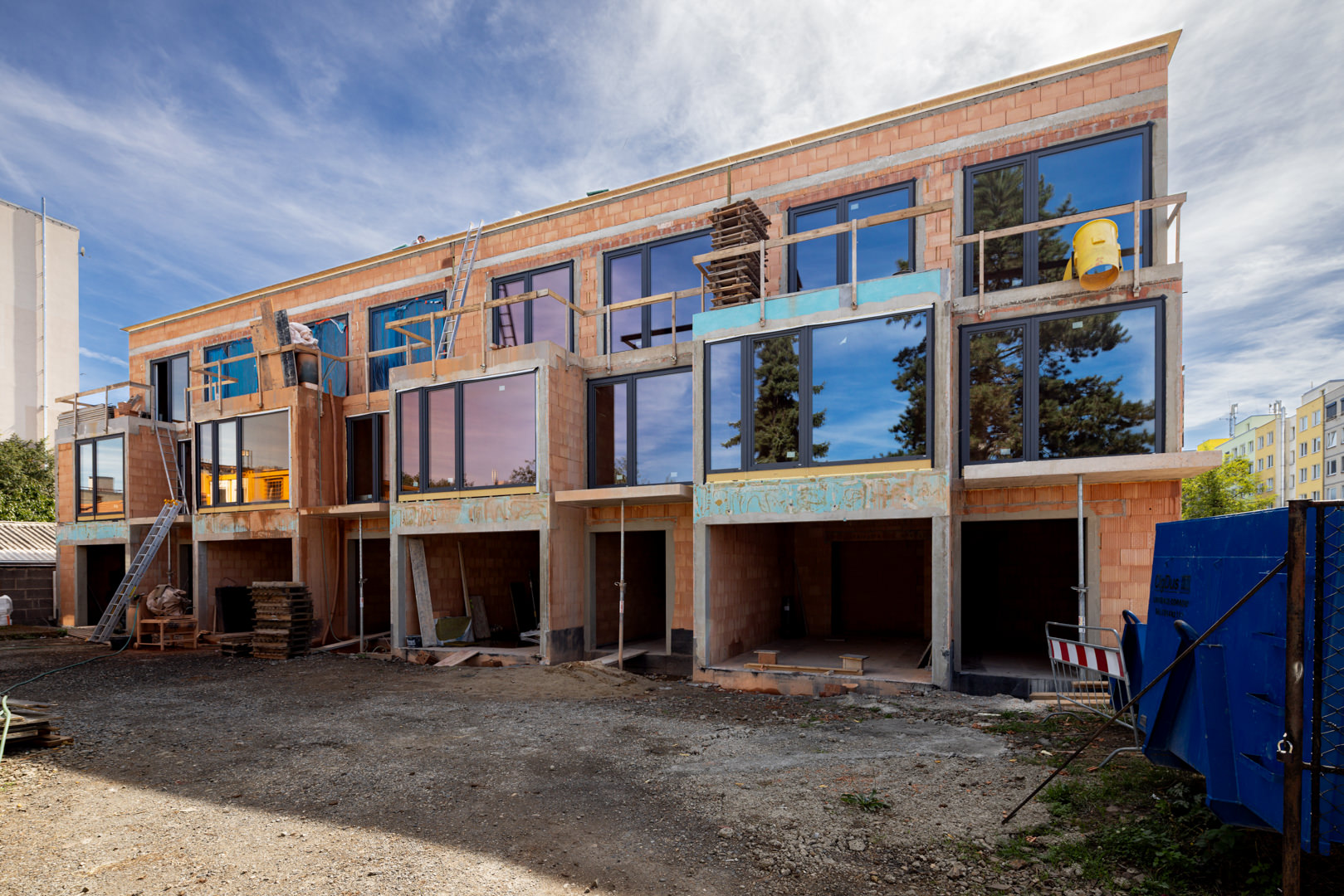 zadní část domu, parkoviště, předzahrádky, terasy a balkony