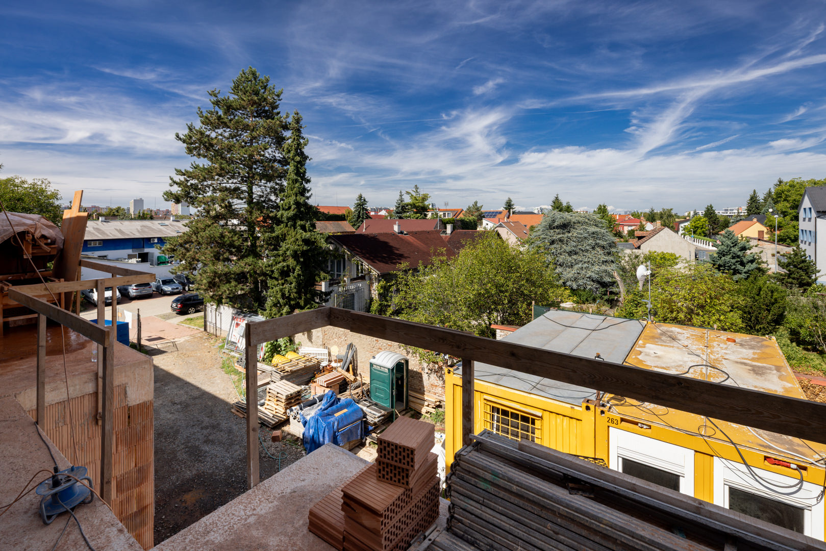 zadní terasa ve třetím patře, pohled na parkoviště