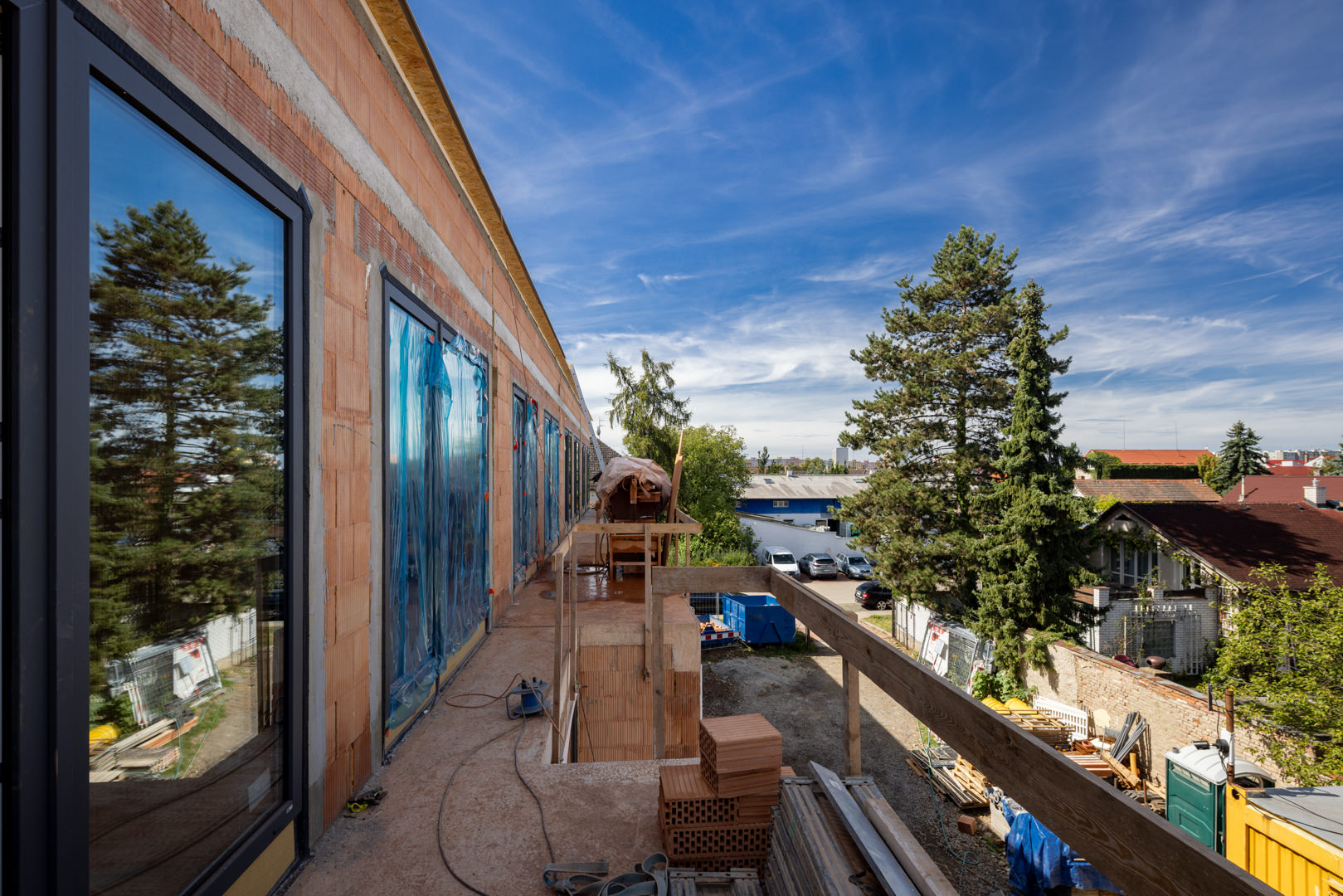 zadní terasa ve třetím patře, pohled na parkoviště